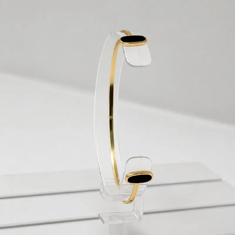 سيت نسائي روكي ذهبي مربع اسود
